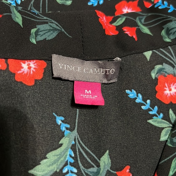 VINCE CAMUTO Size Medium Black with Red Floral High/Low Sleeveless Tank Blouse - Picture 14 of 15